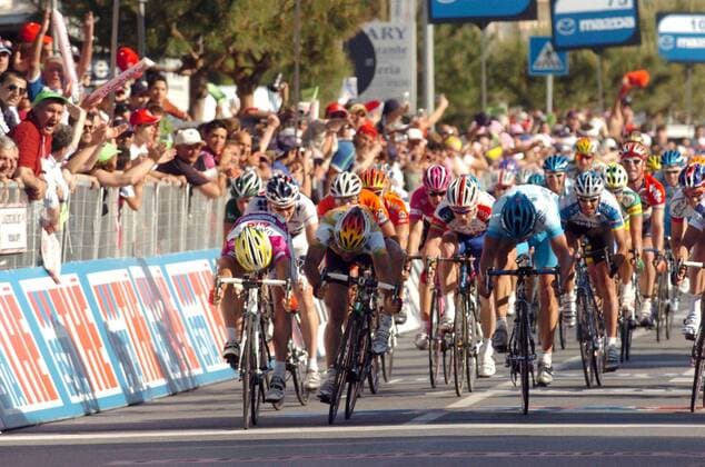 Robbie McEwen (Australien Davitamon Lotto, li.) auf der Zielgeraden; daneben Isaac Galvez Lopez (Spanien Illes Balears) und Robert Förster (Deutschland Gerolsteiner) -  Radsport Herren 88. Giro d Italia 2005, dItalia, ProTour, Straßenradsport, Straße, Rad Totale Catanzaro Lido - San Maria del Cedro 2. Etappe Dynamik,