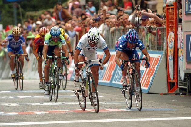 Danilo Di Luca (Italien Liquigas Bianchi, 2.v.re.) setzt sich im Zielsprint der 3.Etappe des Giro d Italia gegen Damiano Cunego (Italien Lampre, re.) und Stefano Garzeli (Italien Liquigas Bianchi) durch -  Radsport Herren 88. Giro d Italia 2005, dItalia, ProTour, Straßenradsport, Straße, Rad, Vdig Gruppe 3.Etappe: Diamante - Giffone