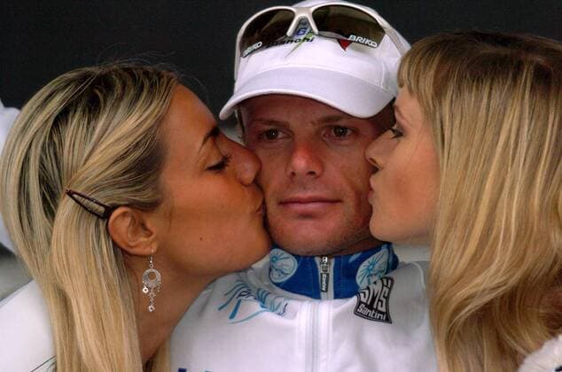 Danilo Di Luca (Italien Liquigas Bianchi) bekommt zum Gewinn der 3. Etappe des Giro d Italia 2005 zwei Küsschen von den Hostessen -  Radsport Herren 88. Giro d Italia 2005, dItalia, ProTour, Straßenradsport, Straße, Rad, Vdig Gruppe 3.Etappe: Diamante - Giffone Freude,