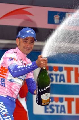 Paolo Bettini (Italien Quick Step) ergattert bei der 3. Etappe des Giro d Italia 2005 das rosa Trikot zurück und läßt den Champagner fließen -  Radsport Herren 88. Giro d Italia 2005, dItalia, ProTour, Straßenradsport, Straße, Rad, Vdig Einzelbild 3.Etappe: Diamante - Giffone Freude,