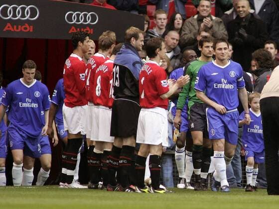 Frank Lampard (Chelsea, re.) führt seine Mannschaft an den applaudierenden Spielern von Manchester United vorbei auf den Platz - EDITORIAL USE ONLY. No use with unauthorised audio, video, data, fixture lists, club league logos or live services. Online in-match use limited to 120 images, no video emulation. No use in betting, games or single club league player publications. Fußball Herren English Premier League 2004 2005, 1. Englische Liga, Manchester United - Chelsea FC London 1:3, ManU Gruppe Manchester Unterwerfung, Überlegenheit,