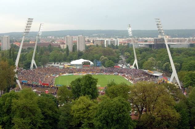 Fußball, Stadiongeschichte SG Dynamo Dresden Das gut besuchte Rudolf Harbig Stadion, Heimspielstätte des 1. FC Dynamo Dresden Fußball 2. BL Herren Saison 2004 2005, 1. FC Dynamo Dresden, Haus, Häuser, Hochhaus, Hochhäuser, Stadtlandschaft Totale Rudolf Harbig Stadion Dresden