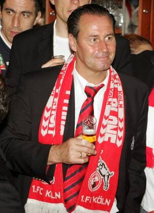 Trainer Huub Stevens (Köln) gönnt sich während der Aufstiegsfeier ein Kölsch Fußball 2. BL Herren Saison 2004 2005, 1. FC Köln, Aufstieg, Aufsteiger, Aufstiegsfeier, Feier, feiern Einzelbild Freude,