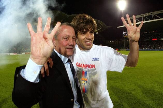 Der Sportliche Berater Bernard Lacombe (li.) und Juninho (beide Lyon) bejubeln den vierten Titel in Folge Fußball Herren Ligue Une 2004 2005, 1. Französische Liga, Olympique Lyonnais, OL, Französischer Meister, Vdig Gruppe pan9168 Lyon Freude, Begeisterung,  