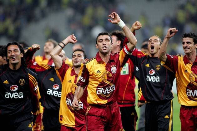 Galatasaray feiert den Erfolg im türkischen Pokalwettbewerb, u. a. mit Hakan Sükür (Mitte) Fußball Herren Türkiye Kupasy 2004 2005, Pokalspiel, Türkischer Pokal, Finale, Endspiel, Galatasaray Istanbul Gruppe Pokalendspiel, Pokalfinale Istanbul Begeisterung, Freude,