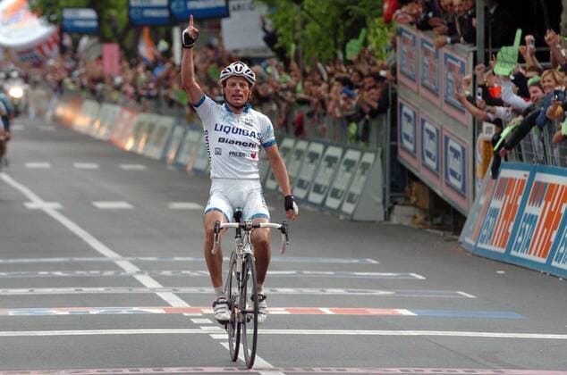 Danilo Di Luca (Italien Liquigas Bianchi) setzt sich im Zielsprint der 5. Etappe durch -  Radsport Herren 88. Giro d Italia 2005, dItalia, ProTour, Rad, Straßenradsport, Straße Einzelbild 5. Etappe: Celano - L Aquila, Laquila Freude,