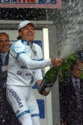 Danilo Di Luca (Italien Liquigas Bianchi) nach dem Gewinn der 5. Etappe des Giro d Italia 2005 bei der obligatorischen Sektdusche -  Radsport Herren 88. Giro d Italia 2005, dItalia, ProTour, Rad, Straßenradsport, Straße Einzelbild 5. Etappe: Celano - L Aquila, Laquila Begeisterung, Freude,