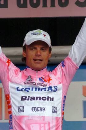 Danilo Di Luca (Italien Liquigas Bianchi) hat nach dem Gewinn der 5. Etappe des Giro d Italia 2005 das rosa Trikot ergattert -  Radsport Herren 88. Giro d Italia 2005, dItalia, ProTour, Rad, Straßenradsport, Straße Einzelbild 5. Etappe: Celano - L Aquila, Laquila Freude,
