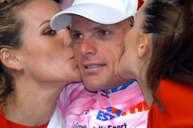 Danilo Di Luca (Italien Liquigas Bianchi) wird nach dem Gewinn der 5. Etappe des Giro d Italia 2005 und der Eroberung des rosa Trikots des Gesamtführenden von zwei Hostessen geküsst -  Radsport Herren 88. Giro d Italia 2005, dItalia, ProTour, Rad, Straßenradsport, Straße Gruppe 5. Etappe: Celano - L Aquila, Laquila Sinnlichkeit, Freude,