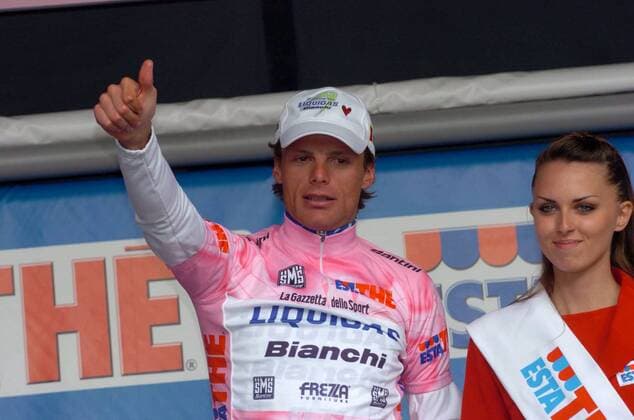 Danilo Di Luca (Italien Liquigas Bianchi) freut nach dem Gewinn der 5. Etappe des Giro d Italia 2005 über die Eroberung des rosa Trikots -  Radsport Herren 88. Giro d Italia 2005, dItalia, ProTour, Rad, Straßenradsport, Straße Gruppe 5. Etappe: Celano - L Aquila, Laquila