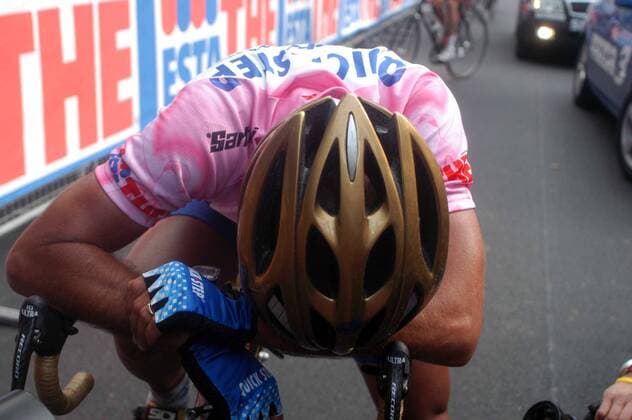 Paolo Bettini (Italien Quick Step) total erschöpft im Ziel - er weiß das er das rosa Trikot verloren hat -  Radsport Herren 88. Giro d Italia 2005, dItalia, ProTour, Rad, Straßenradsport, Straße Einzelbild 5. Etappe: Celano - L Aquila, Laquila Enttäuschung, Erschöpfung,