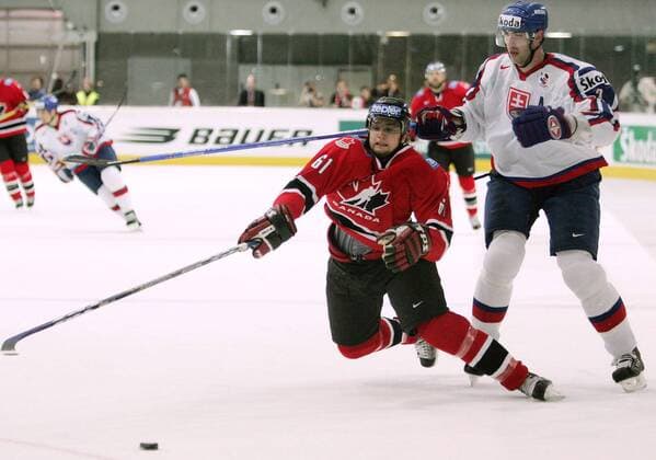 Rick Nash (Kanada, li.) wird von Zdeno Chara (Slovakei) von den Beinen geholt Eishockey WM Herren Weltmeisterschaft 2005, Länderspiel, Nationalmannschaft, Nationalteam, Nationaltrikot, Viertelfinale Gruppe Innsbruck