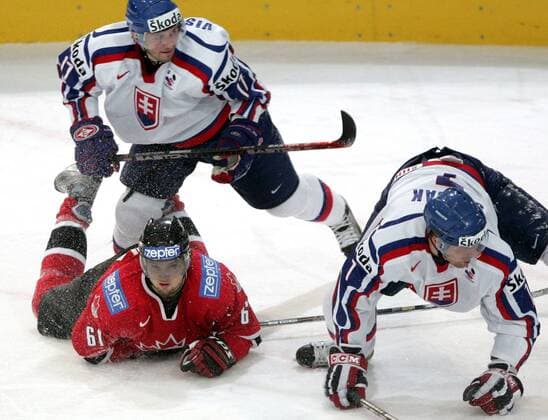 Rick Nash (Kanada, li.) und Martin Strbak (re.) am Boden, hi. Lubomir Visnovsky (beide Slovakei) Eishockey WM Herren Weltmeisterschaft 2005, Länderspiel, Nationalmannschaft, Nationalteam, Nationaltrikot, Viertelfinale Gruppe Innsbruck