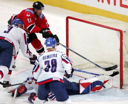 Joe Thornton (Kanada, hi.) überwindet Goalie Lasak und erzielt den Treffer zum 5:4, Zdeno Chara (li., beide Slovakei) kommt zu spät Eishockey WM Herren Weltmeisterschaft 2005, Länderspiel, Nationalmannschaft, Nationalteam, Nationaltrikot, Viertelfinale Gruppe Innsbruck