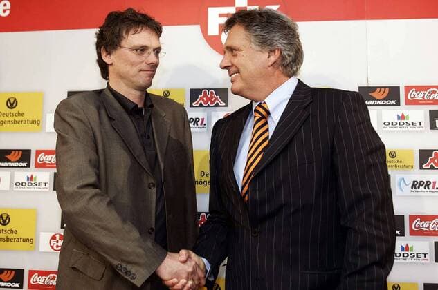 Der neue Trainer Michael Henke (li.) und Vorstandsvorsitzender Rene C. Jäggi (beide Lautern) - Shakehands während der Pressekonferenz Fußball 1. BL Herren Saison 2004 2005, 1. FC Kaiserslautern, Trainerwechsel, Vdig Gruppe Kaiserslautern Harmonie