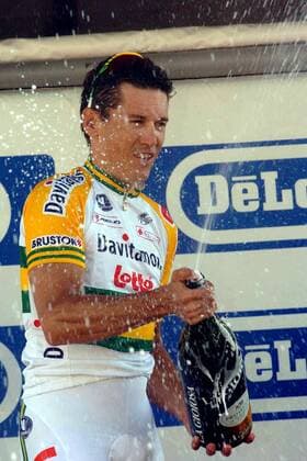 Robbie McEwen (Australien Davitamon Lotto) gewinnt die 6. Etappe des Giro d Italia und feiert mit der obligatorischen Sektdusche -  Radsport Herren 88. Giro d Italia 2005, dItalia, ProTour, Straßenradsport, Straße, Rad Einzelbild 6. Etappe: Viterbo - Marina di Grosseto Freude,