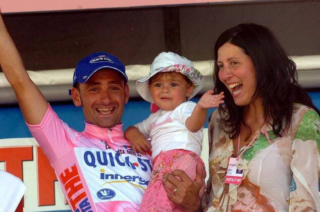 Der Gesamtführende Paolo Bettini (Italien Quick Step) mit seiner Tochter Veronica und seiner Frau Monica -  Radsport Herren 88. Giro d Italia 2005, dItalia, ProTour, Straßenradsport, Straße, Rad Gruppe 6. Etappe: Viterbo - Marina di Grosseto Freude,