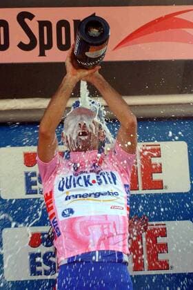 Der Gesamtführende Paolo Bettini (Italien Quick Step) verpasst sich eine Sektdusche -  Radsport Herren 88. Giro d Italia 2005, dItalia, ProTour, Straßenradsport, Straße, Rad Einzelbild 6. Etappe: Viterbo - Marina di Grosseto Freude, Begeisterung,
