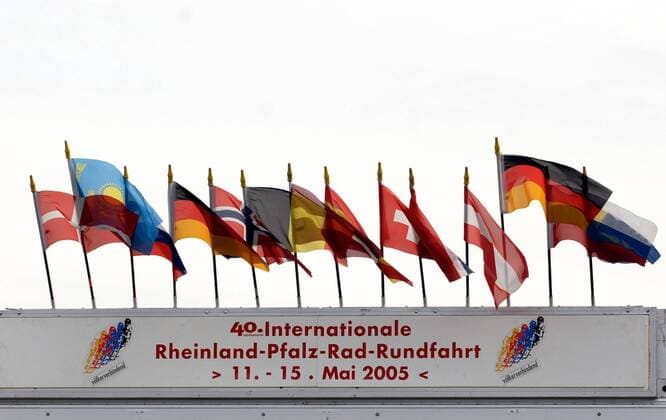 Die Fahnen repräsentieren die Länder der teilnehmenden Teams bei der 40. Internationalen Rheinland Pfalz Rad Rundfahrt Radsport Herren 40. Internationale Rheinland Pfalz Rad Rundfahrt 2005, Rheinlandpfalzrundfahrt, Straßenradsport Einzelbild Straße 3. Etappe Mainz - Worms
