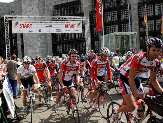 Start zur 3.Etappe der 40. Internationalen Rheinland Pfalz Radrundfahrt 2005 von Main nach Worms Radsport Herren 40. Internationale Rheinland Pfalz Rad Rundfahrt 2005, Rheinlandpfalzrundfahrt, Straßenradsport Totale Straße 3. Etappe Mainz - Worms