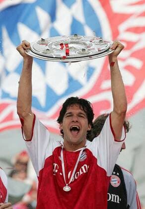 Michael Ballack (Bayern) präsentiert jubelnd die Meisterschale Fußball 1. BL Herren Saison 2004 2005, FC Bayern München, Deutscher Meister, Deutsche Meisterschaft Meisterfeier, Vdig, Einzelbild München Begeisterung, Freude,