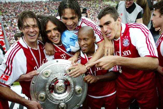 Fußball, FC Bayern München, Deutscher Meister 2005 Ole! Die südamerikanischen Spieler des FC Bayern München präsentieren stolz die Meisterschale, v. li.: Martin Demichelis, Roque Santa Cruz, Jose Paolo Guerrero, Ze Roberto und Lucio Fußball 1. BL Herren Saison 2004 2005, FC Bayern München, Deutscher Meister, Deutsche Meisterschaft, Meisterfeier, Feier Gruppe München Glück Freude,
