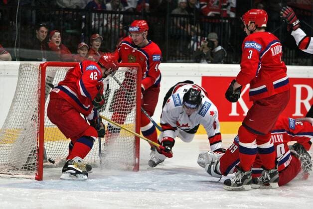 Wade Redden (Kanada, Mitte) erzielt gegen Sergej Zinoviev (li.), Alexander Karpovtsev (re.) und Dimitri Kalinin (2. V. li., alle Rußland) das 1:0 Eishockey WM Herren Weltmeisterschaft 2005, Länderspiel, Nationalmannschaft, Nationalteam, Nationaltrikot, Halbfinale Gruppe Wien Dynamik,