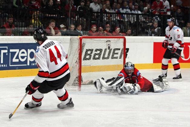 Sheldon Souray (Kanada, li.) erzielt das 2:0 gegen Goalie Maxim Sokolov (Rußland) Eishockey WM Herren Weltmeisterschaft 2005, Länderspiel, Nationalmannschaft, Nationalteam, Nationaltrikot, Halbfinale Gruppe Wien Dynamik,