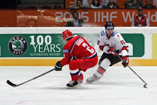 Patrick Marleau (Kanada, re.) gegen Sergej Gusev (Rußland) Eishockey WM Herren Weltmeisterschaft 2005, Länderspiel, Nationalmannschaft, Nationalteam, Nationaltrikot, Halbfinale Gruppe Wien Dynamik,