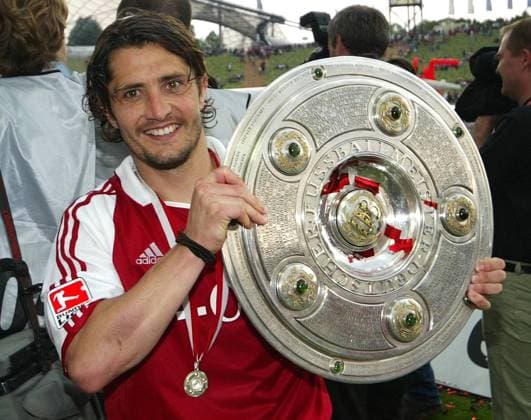 Bixente Lizarazu (Bayern) präsentiert stolz die Meisterschale Fußball 1. BL Herren Saison 2004 2005, FC Bayern München, Deutsche Meisterschaft, Deutscher Meister, Meisterfeier, Feier Einzelbild München Freude,