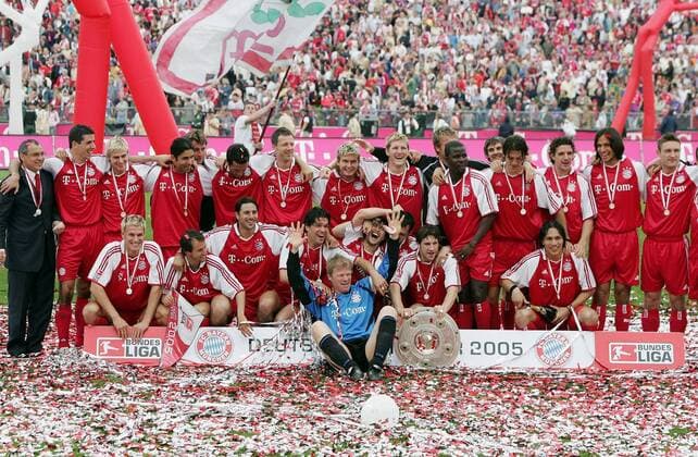 Fußball, FC Bayern München, Deutscher Meister 2005 Meisterfoto Bayern - hi.v.li. Trainer Magath, Makaay, Rau, Hashemian, Torwarttrainer Dreher, Salihamidzic, Linke, Görlitz, Schweinsteiger, Torwart Rensing (verdeckt), Kuffour, Deisler, Demichelis, Hargreaves, Santa Cruz, Kovac, ... Fußball Herren Saison 2004 2005, FC Bayern München, Deutsche Meisterschaft, Deutscher Meister, Meisterfeier, Feier Totale lachen, lächeln, Medaille, Medaillen München Freude,