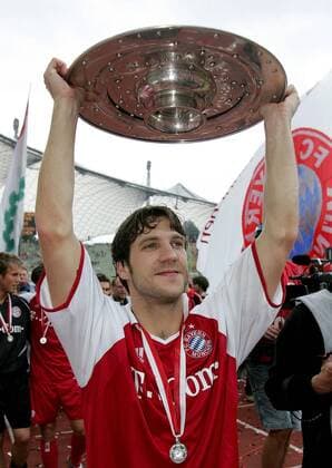 Torsten Frings (Bayern) präsentiert stolz die Meisterschale Fußball Herren Saison 2004 2005, FC Bayern München, Deutsche Meisterschaft, Deutscher Meister, Meisterfeier, Feier Einzelbild München Freude,