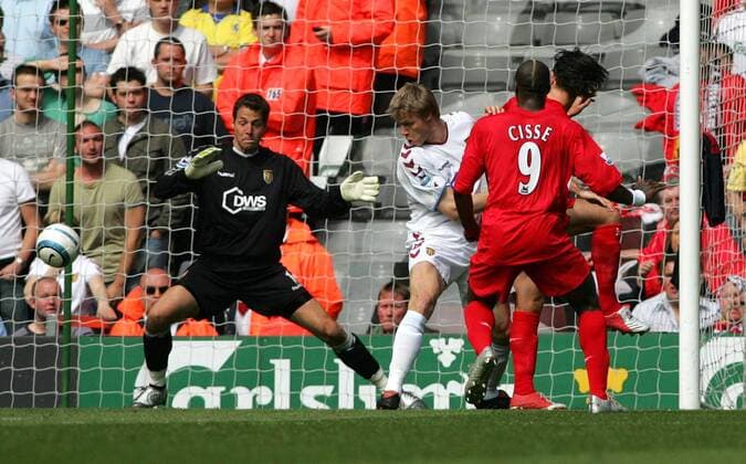 Djibril Cisse (9, Liverpool) erzielt das 2:0, Torwart Thomas Sörensen (Aston Villa) bleibt ohne Abwehrchance -  Fußball Herren English Premier League 2004 2005, 1. Englische Liga, FC Liverpool - Aston Villa Gruppe Liverpool Dynamik,