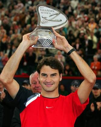 Roger Federer (Schweiz) präsentiert seinen Siegerpokal Tennis Herren Masters Series Hamburg 2005, Finale, Endspiel, ATP Tour Einzelbild Am Rothenbaum Hamburg Freude,