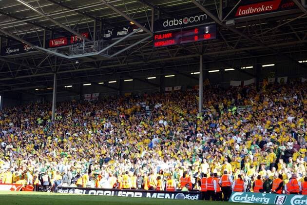 Die Fans aus Norwich trauern - auf der Anzeigetafel steht die 0:6 Niederlage gegen Fulham, ihre Mannschaft ist somit abgestiegen -  Fußball Herren English Premier League 2004 2005, 1. Englische Liga, FC Fulham - Norwich City 6:0 Totale London Enttäuschung,