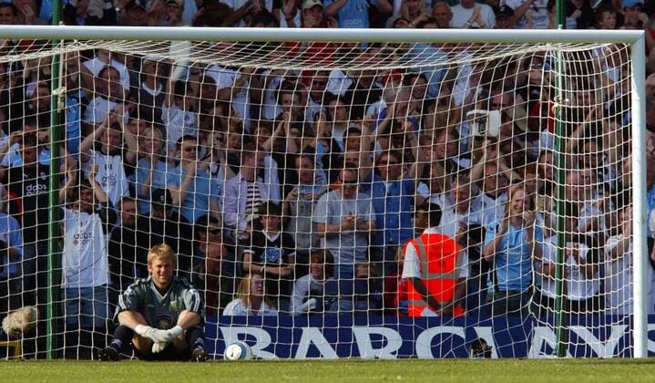 Torwart Robert Green (Norwich) enttäuscht am Boden, er ist mit seiner Mannschaft soeben abgestiegen - hinter dem Tor bejubeln die Fulhamer Fans das 6:0 ihrer Mannschaft -  Fußball Herren English Premier League 2004 2005, 1. Englische Liga, FC Fulham - Norwich City 6:0 Totale London Enttäuschung,