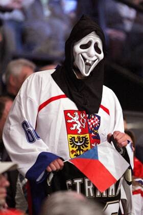 Ein tschechischer Fan verfolgt hinter seiner schaurigen Scream Maske das WM Finale 2005 Eishockey WM Herren IIHF Weltmeisterschaft 2005, Länderspiel, Nationalmannschaft, Nationalteam, Nationaltrikot, Einzelbild Horror, Horrormaske, gruselig, gespenstig schaurig Wien