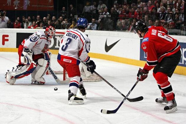 Rick Nash (Kanada, re.) zirkelt den Puck vor die Kufen von Marek Zidlicky und Goalie Tomas Vokoun (beide Tschechien) Eishockey WM Herren IIHF Weltmeisterschaft 2005, Länderspiel, Nationalmannschaft, Nationalteam, Nationaltrikot, Gruppe Wien Dynamik,