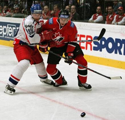 Simon Gagne (Kanada, re.) gegen Jan Hejda (Tschechien) Eishockey WM Herren IIHF Weltmeisterschaft 2005, Länderspiel, Nationalmannschaft, Nationalteam, Nationaltrikot, Gruppe Wien Dynamik,