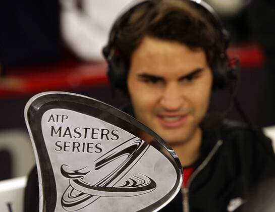 Roger Federer (Schweiz) und die Siegertrophäe des ATP Masters am Hamburger Rothenbaum Tennis Herren Masters Series Hamburg 2005, ATP Tour, Finale, Endspiel, Vdig, Einzelbild Am Rothenbaum Hamburg
