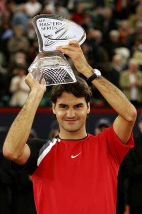 Sieger Roger Federer (Schweiz) präsentiert stolz die Trophäe des ATP Masters am Hamburger Rothenbaum Tennis Herren Masters Series Hamburg 2005, ATP Tour, Finale, Endspiel, Vdig, Einzelbild Am Rothenbaum Hamburg Freude,