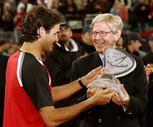 Sieger Roger Federer (Schweiz, li.) bekommt die Trophäe des ATP Masters am Hamburger Rothenbaum vom Vorstandsvorsitzenden der Eon Hanse Hans Jakob Tiessen (Deutschland) überreicht Tennis Herren Masters Series Hamburg 2005, ATP Tour, Finale, Endspiel, Vdig, Gruppe Am Rothenbaum Hamburg Freude,