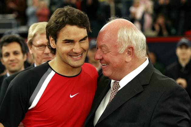 Roger Federer (Schweiz, li.) nimmt nach dem Sieg des ATP Masters am Hamburger Rothenbaum die Glückwünsche von Turnierdirektor Walter Knapper (Deutschland) entgegen Tennis Herren Masters Series Hamburg 2005, ATP Tour, Finale, Endspiel, Vdig, Gruppe Am Rothenbaum Hamburg Freude,