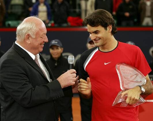 Roger Federer (Schweiz, re.) wird nach dem Sieg des ATP Masters am Hamburger Rothenbaum von Turnierdirektor Walter Knapper (Deutschland) gebeten, einige Worte an seine Anhänger zu richten Tennis Herren Masters Series Hamburg 2005, ATP Tour, Finale, Endspiel, Vdig, Gruppe Am Rothenbaum Hamburg