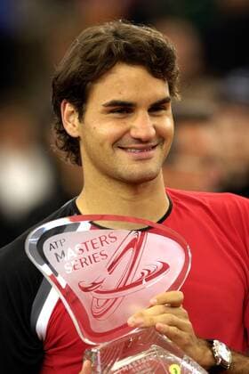 Sieger Roger Federer (Schweiz) präsentiert stolz die Trophäe des ATP Masters am Hamburger Rothenbaum Tennis Herren Masters Series Hamburg 2005, ATP Tour, Endspiel, Finale, Vdig, Einzelbild Am Rothenbaum Hamburg Freude,