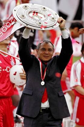 Trainer Felix Magath (Bayern) mit der Meisterschale Fußball 1. BL Herren Saison 2004 2005, FC Bayern München, Deutscher Meister, Deutsche Meisterschaft, Meisterfeier, Feier Einzelbild München Freude,
