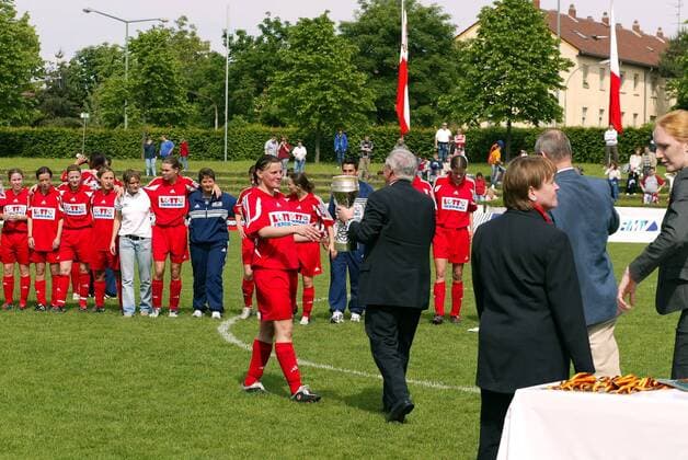 DFB Präsident Dr. Theo Zwanziger übergibt Kapitän Pia Wunderlich (FFC Frankfurt) den Meisterpokal Fußball 1. BL Damen Saison 2004 2005, Frauen, Frauenfußball, Deutscher Meister, Deutsche Meisterschaft, Meisterfeier Gruppe Frankfurt M.
