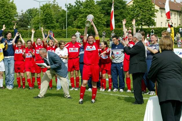 Kapitän Pia Wunderlich (FFC Frankfurt) reckt den Meisterpokal in die Höhe, DFB Präsident Dr. Theo Zwanziger (re.) applaudiert Fußball 1. BL Damen Saison 2004 2005, Frauen, Frauenfußball, Deutscher Meister, Deutsche Meisterschaft, Meisterfeier Totale Frankfurt M. Freude, Begeisterung,