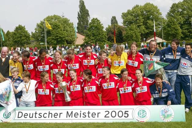 Siegerfoto zur Deutschen Meisterschaft des 1. FFC Frankfurt, v. li. oben: Manager Dietrich, Torfrau Elling, ..., Jones, Künzer, ..., Prinz, Krummenauer, Torfrau Wissink, Garefrekes, Trainer Dr. Tritschoks, ... Fußball 1. BL Damen Saison 2004 2005, Frauen, Frauenfußball, Deutscher Meister, Deutsche Meisterschaft, Meisterfeier Totale Frankfurt M. Freude,