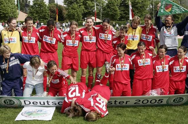 Meike Weber (12) und Susanne Hartel (15) fallen beim Siegerfoto zur Deutschen Meisterschaft des 1. FFC Frankfurt über die Bande Fußball 1. BL Damen Saison 2004 2005, Frauen, Frauenfußball, Deutscher Meister, Deutsche Meisterschaft, Meisterfeier Totale Frankfurt M. Freude,